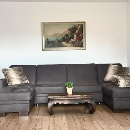 Gesamte In Mit Kleiner Terrasse